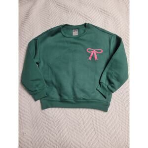Girls Festive Green Pull Over Crewneck Sweater With Red Bow Graphic Size 9Y